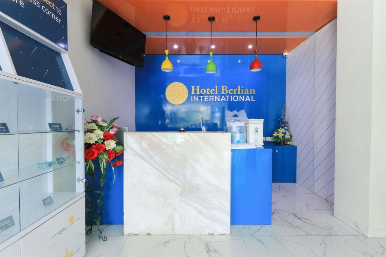 Hotel Berlian International Сурабая Экстерьер фото